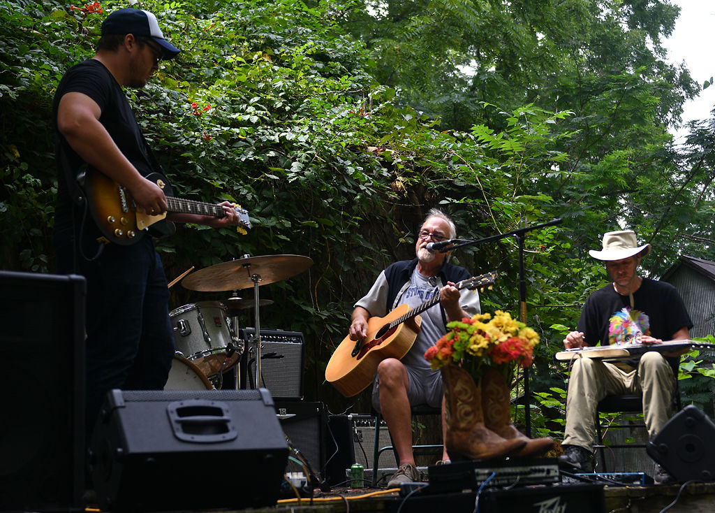 Ron "Rhyno" Penny, Dyno's twin brother, plays with his band, The Smith Hatchery Boys